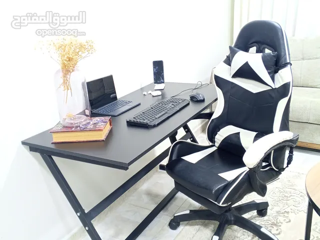 مكتب خشب و رجلين حديد