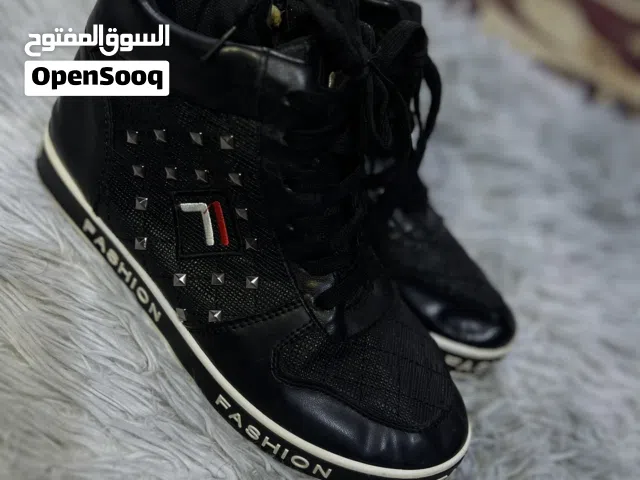 حذاء اسود نضيف