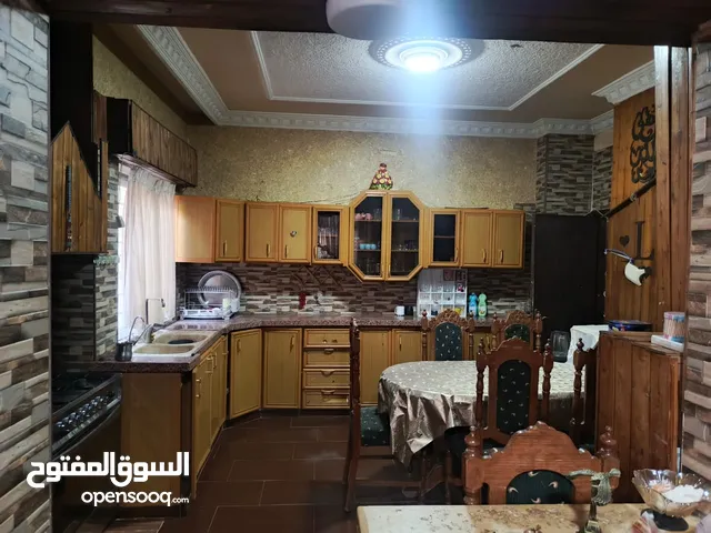 شقه ارضيه للبيع كاش او اقساط عن طريق البنك العربي الإسلامي الدولي في عمان حي نزال على الشارع الرئيسي