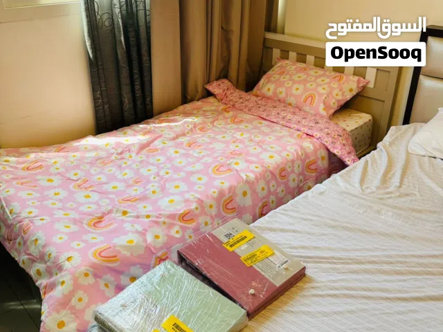 سرير اطفال بل مرتبه استعمال جديد شهر فقط بسعر حلو جدا