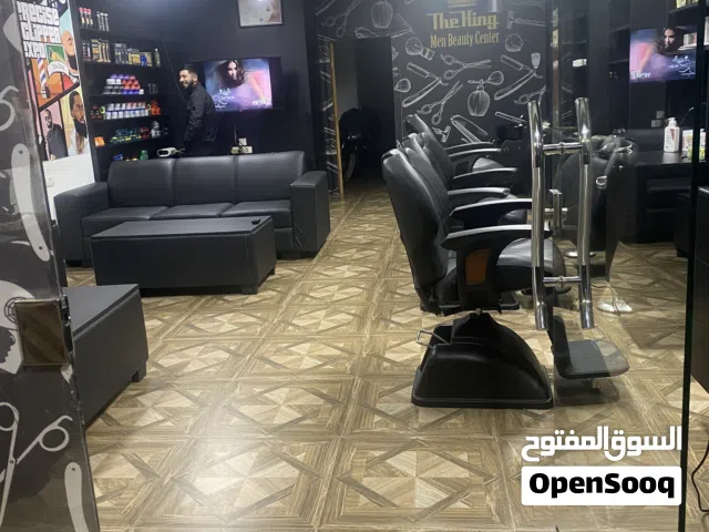 صالون حلاقة للبيع بكامل معداته