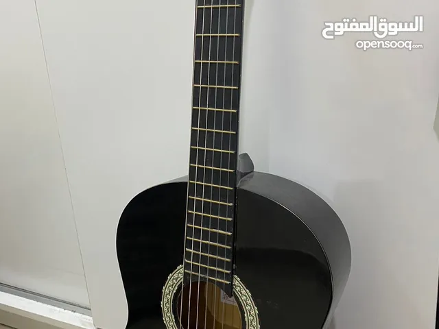 قيتار اسود للبيع من ماركه melody معه شنته سوداء للبيع بسعر 40 دينار الموقع اربد