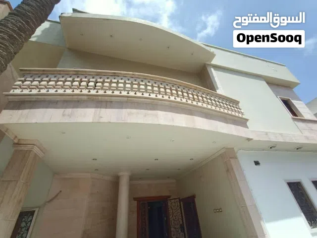 فيلا تجارية سكنية للبيع دورين خليجي وملحق موقع ممتاز بين شارع المعدات وشارع الجعانين قرب جامع الساعة