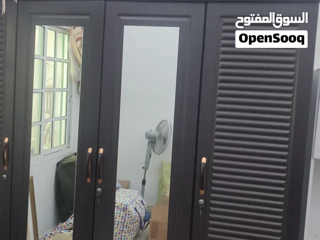 دولاب ملابس . 4 . أبواب . وأرفف .