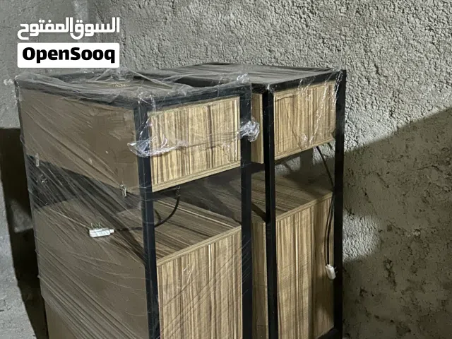 كرسيان حلاقة و مغسلة شعر و مرايتين و  كاونترات حديد و خشب مفصولة و كنباي ثلاثة مقاعد