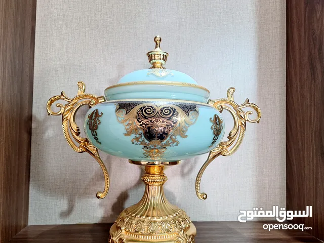 إناء مطلي بالذهب مرصع بحجر الفيروز