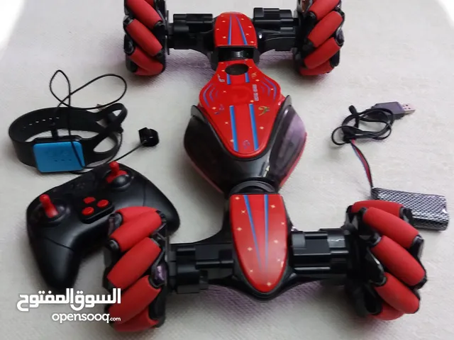 سيارة لعبة مع أدوات التحكم بها toy car with it's control tools
