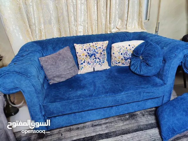 طقمين كنب زان بحاله ممتازه وطقم سفره مع ملحقاتها للبيع