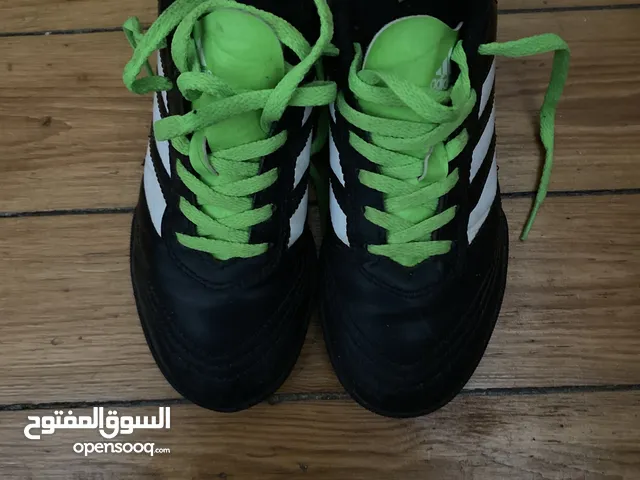 حذاء كرة قدم ماركة اديداس