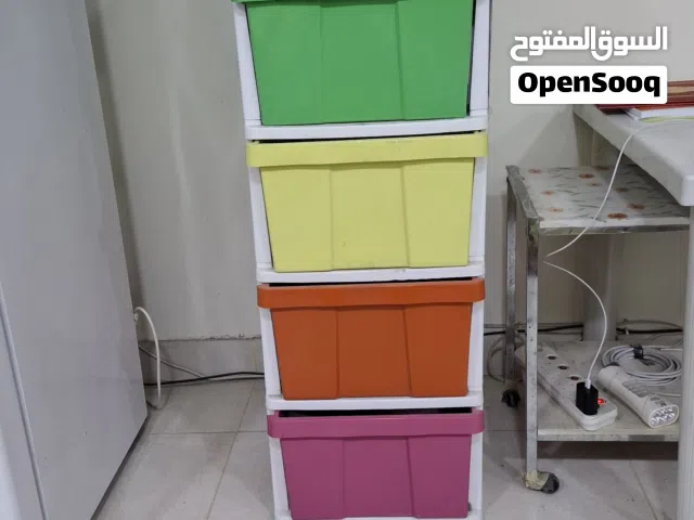 خزانة بلاستيك رأسية 5 أرفف بحالة جيدة جدا السعر 5 دينار تفاوض بسيط للسفر