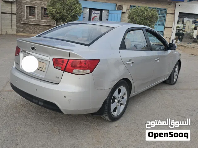 2010 كيا سيراتو Standard