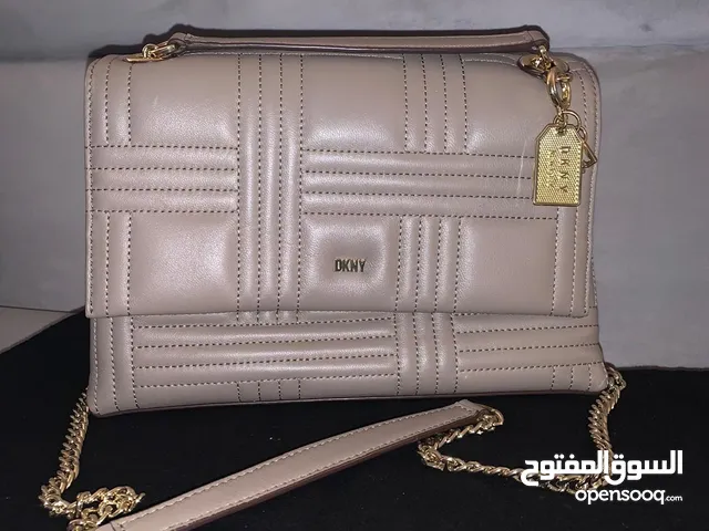 شنطة DKNY.