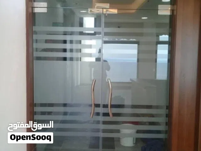 فنى زجاج سكريت ومرايات وأبواب زجاج وطاولات الطعام