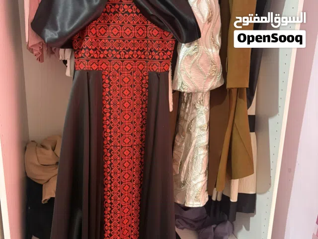 ثوب للحنة جديد ولا لبسه بحالة جيده