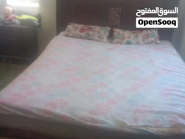 غرفة نوم بحال جيد للبيع بسعر مغري جدا من دون خزانه للجادين فقط