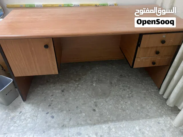 مكتب خشبي بحالة ممتازه للبيع