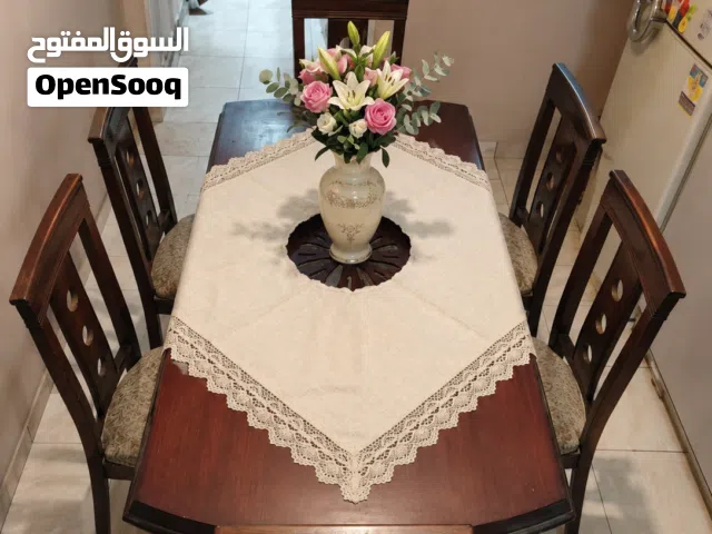 للبيع لدواعي التجديد بسعر لُقطة: سفرة كاملة خشبها قوي وتقيل بتصميم كلاسيكي مميز مع 6 كراسي.4500