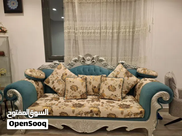 یا بلاش شیل للبيع كنبتين جلوس فخمه نظيفه جدا قابل للتفاوض