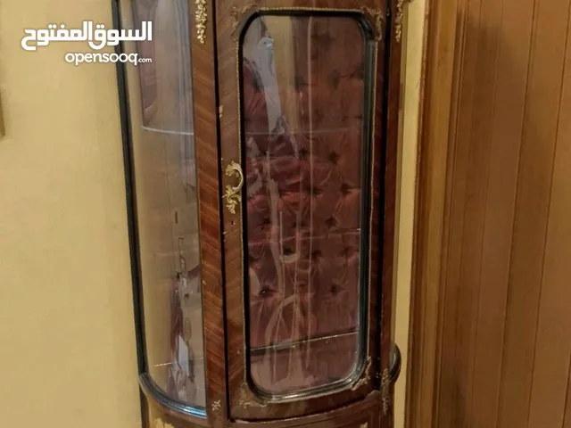 فضيه فيها رفوف قزاز وموبرا مقوى مش قزاز