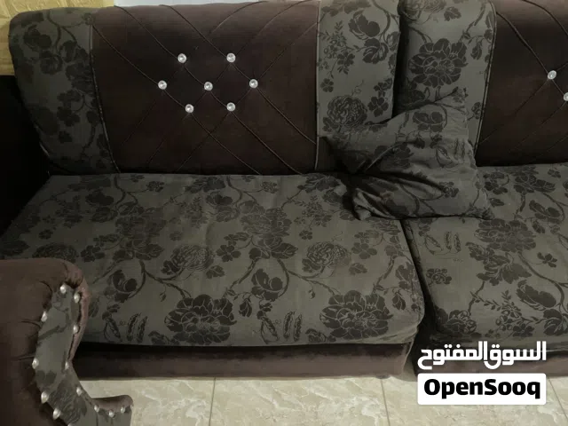 طقم كنت عدد المقاعد الثنائية 6 مقاعد والزاوية الكورنر 2 مستعمل وطاولة وسط وطاولتين طقم الكنب  ثقيل