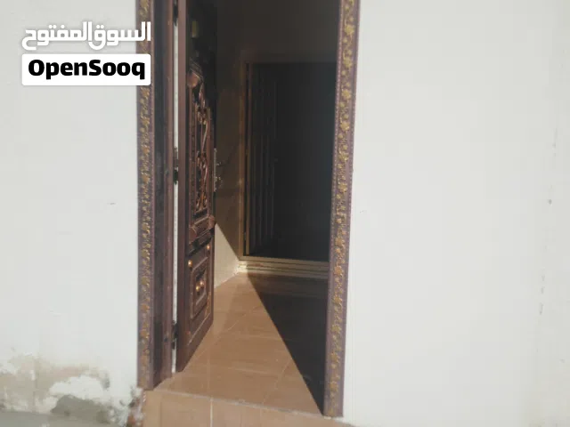 منزل صغير بين المزارع