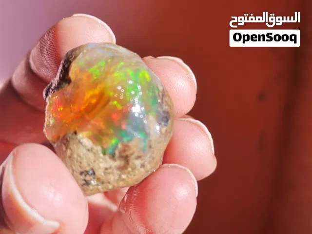 شاهدالصور /تحفه فنية تحفة رائعه من خلق الله حجرأوبال متعدد الألوان يصلح للاقتناء للزينه حلق أو قلادة