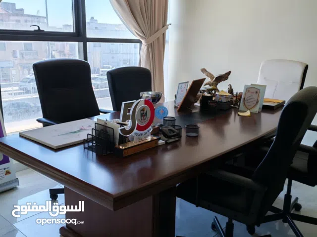 Meeting table طاولة اجتماعات