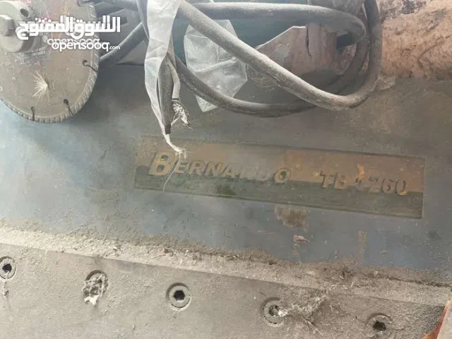 عدد صناعية اجنبية مقص وطعاجة ومشكلة