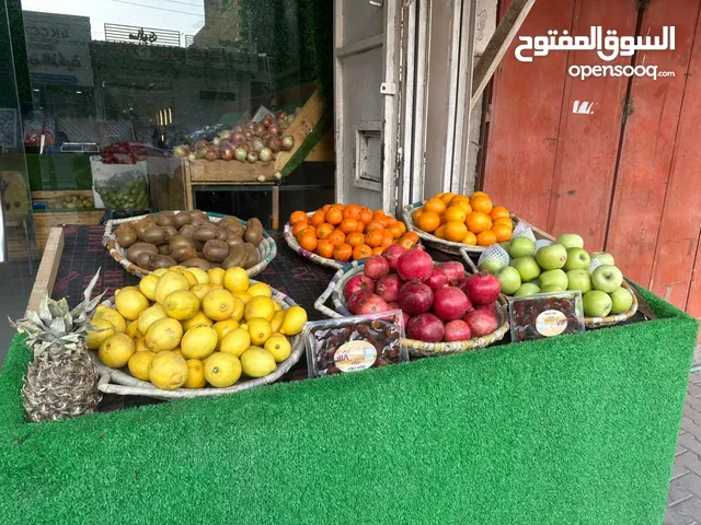 ميز عرض مخضر وفواكه