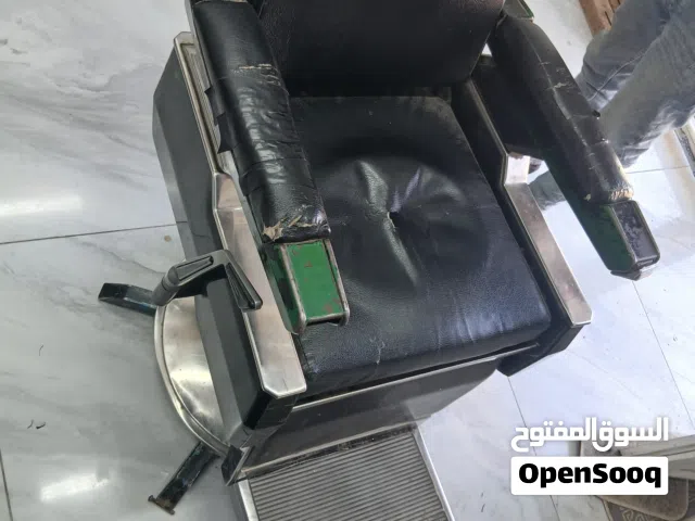 السلام عليكم ورحمت الله وباركاته بيع 2 كراسي حلاقه 450 طرف 3 مرايات ليد طول 2 متر عرض متر بسعر 400