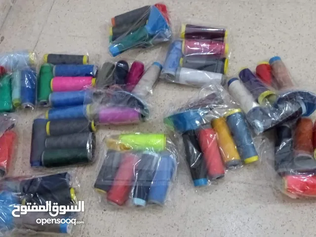 شروة خيوط ماكينه الدزينه 12 باكيت كل باكيت فيه 5 حبات يعني الدزينه فيها 60 حبه سعر الدزينه دينارين