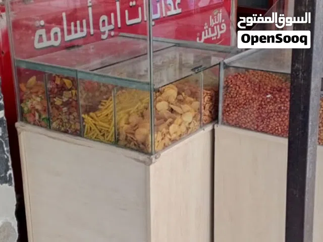 تفصيلة عرض محل – خشب وزجاج – بحالة ممتازة