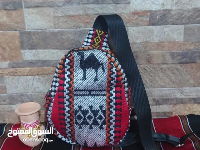 حقيبة يدوية مستوحاة من نقوش البادية وألوان الصحراء الأردنية