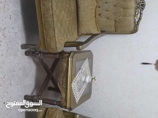طقم كنب نضيف وطقم طاولات للبيع