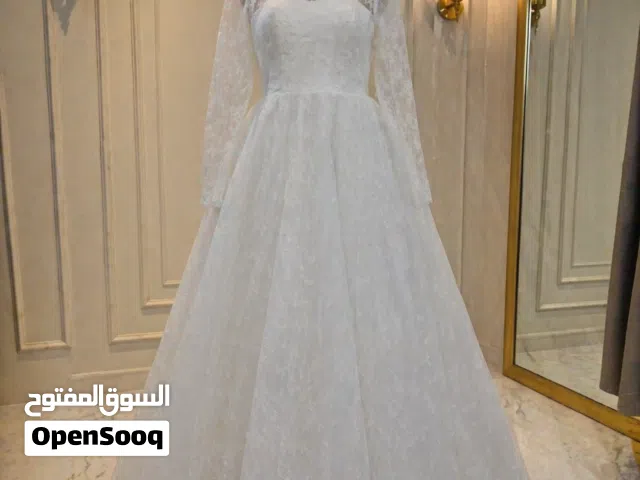 فستان زفاف ابيض مع طرحه