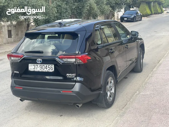 Toyota Rav4 model 2023 وارد الوكالة و ما زالت تحت الكفالة قطعت فقط 29 الف كيلو فحص كامل بلا حوادث