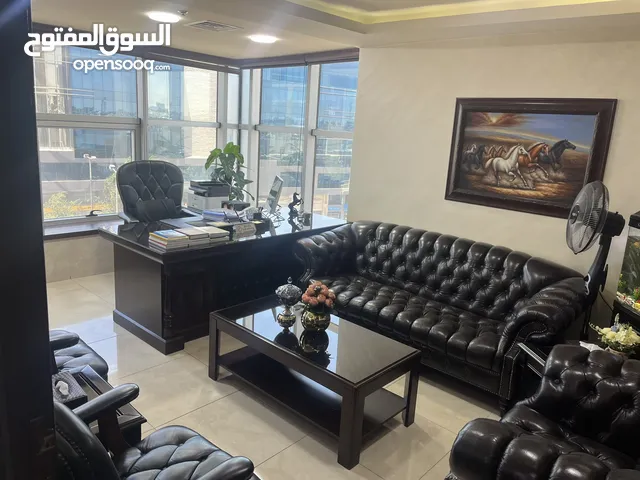 مكتب جاهز بافضل موقع قريب للخدمات للبيع بسعر مغري في عمارة الصايغ