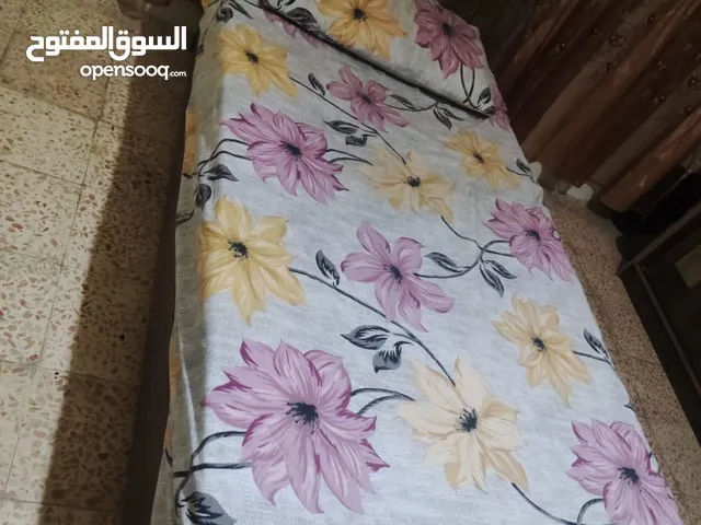 طاولة وسط وتخت مفرد وشاشة استعمال بسيط