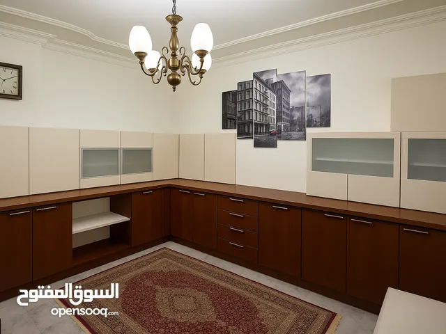 مطبخ خشب جوايكو مميز المطبخ بحالة الوكالة عبارة عن 3 واجهات للبيع بالسعر مميز جدا
