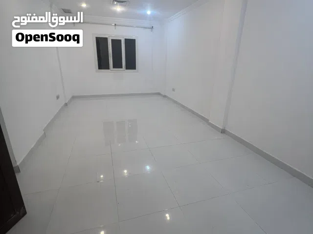 للإيجار شقه غرفتين وصاله وحمامين ومطبخ عائلات حوّلي قطعه 8 عند المدرسه الباكستانيه شارع تونس