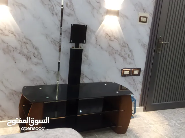 طاولة تلفزيون سيكوريت اسود اصلي جوانب خشب زان اصلي.