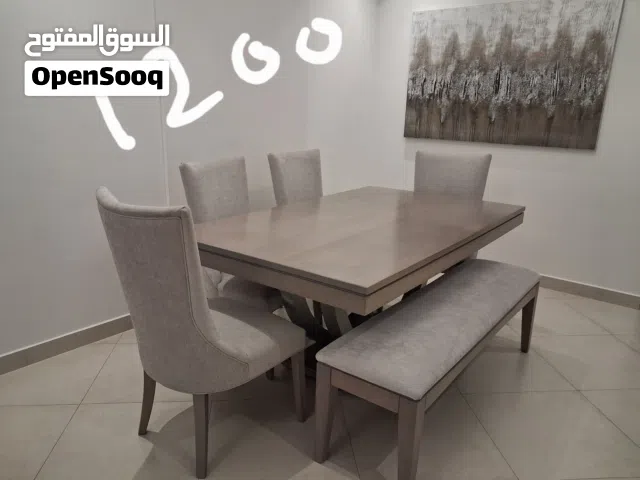 طاولة صفرة مع 4 كراسي و بنش