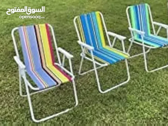 كرسي مخطط متعدد الالوان سهل الفتح والطي مصنوع من قماش متين مقاوم للاهتراء