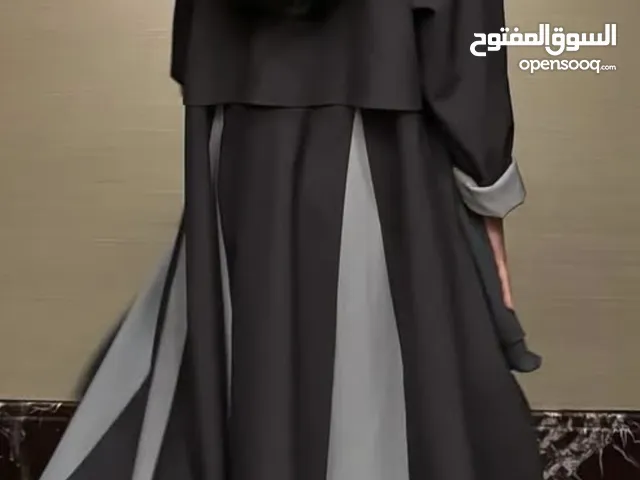 عبايه للبيع ملبوسه مرتين فقط ب 12 دينار بحريني فقط و نظيفه جديده مافيها اي خيط او بقعه مقاس 54