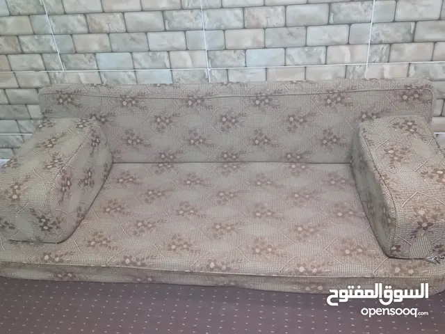 جلسة للبيع ضغط 14 بحالة جيده 6 فرشات و6 مساند و4 مراكي مع خزانه طابقين بحالة جيده