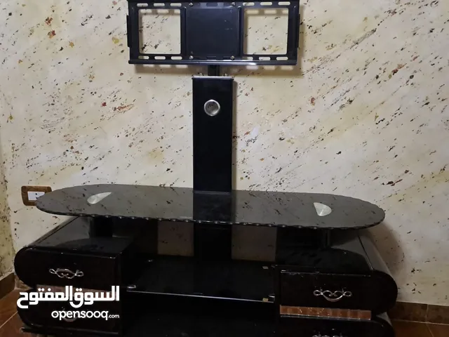 طاولة شاشه بحالة ممتازه للبيع