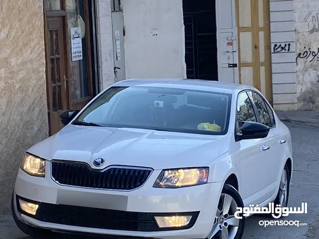سكودا أكتافها