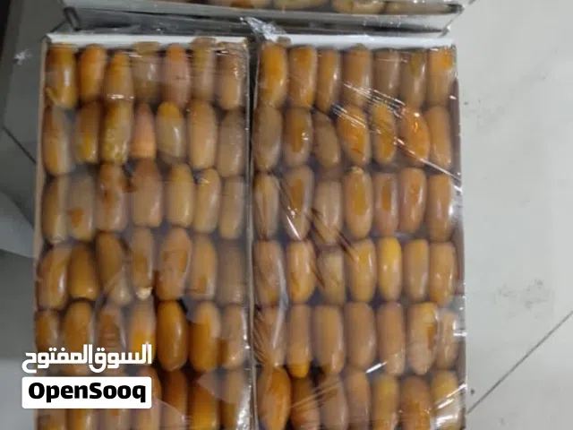 عامل تعبئة صناديق التمور