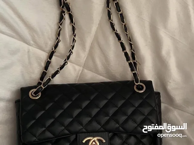 شنط شانيل حجم وسط   كوبي ون بنفس شكل الأصلي وبخامة عملية جدًا! وأنيق و انوثي متوفر بلون احمر و اسود