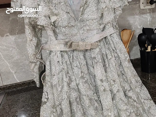 فستان سهرة بلمع لون فضي